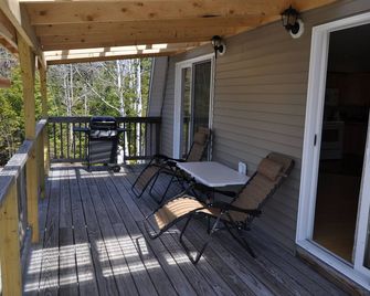 Beautiful Modern In the middle of a forest close to lake, with lake access - Bangor - Balcony