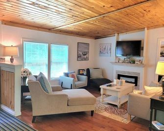 Secluded Getaway in Union Pier Michigan Harbor Country - Union Pier - Living room