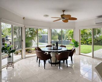 Luxury Retreat with Resort Pool, Home Cinema - Parkinson