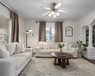 Traditional Meets Design House - Lee’s Summit - Wohnzimmer