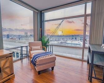 Boathouse Suite - Cle Flats River - Free Parking - 24/7 Gym - Cleveland - Living room
