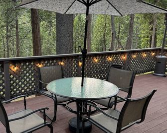 Cozy 3-bedroom chalet with loft in charming Mi-Wuk Village. - Mi Wuk Village - Patio