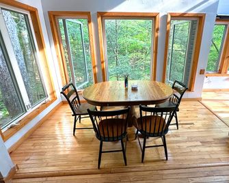 Enchanting Forest Retreat - Canadensis - Dining room