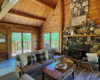 Private Cabin with Pond on Family Farm - Belleville - Living room
