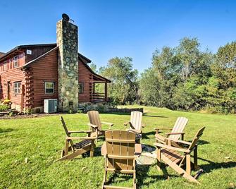 Cozy Log Cabin Getaway with Fire Pit and 3 Acres! - Ruckersville - Patio