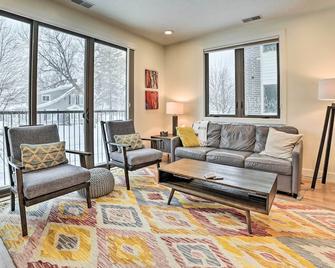 Traverse City Condo Half Mi to Front Street! - Traverse City - Sala de estar