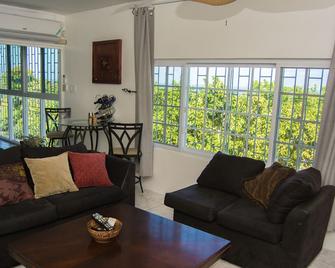 2 Bedroom Fully Air-Conditioned 6 Mins From Airport - 蒙特哥貝 - 客廳