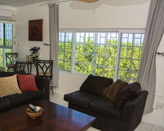 2 Bedroom Fully Air-Conditioned 6 Mins From Airport - อ่าวมอนเทโก - ห้องนั่งเล่น