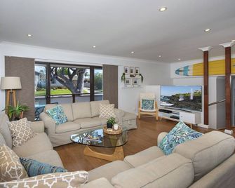 Seascape Kiama: Ocean Views, Family Fun, Pet-Friendly Perfection Managed by Haus - Kiama - Вітальня