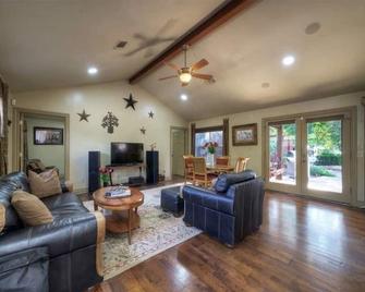 Buda Casita: Charming 1-Bed, 1-Bath, 15 Mins to Downtown Austin! King size bed. - Buda - Obývací pokoj