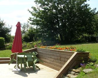 Quiet gîte on the outskirts of Quimper, rated 3, 3 bedrooms, sleeps 6, fully equipped, - Quimper - Patio