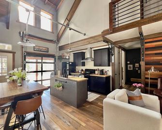 Modern cabin in the woods- privacy & wildlife! - Whitefish - Kitchen