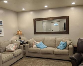 Paradise Cabin in the PinesbrComfortable Patios and porch swing brWatch kids play - Christopher Creek - Living room