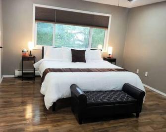 Caribou Flat II: Theater, Firepit & Private Yard!\n\n - Anchorage - Bedroom