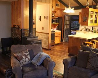 Pine Ridge Retreat - Long Barn - Living room