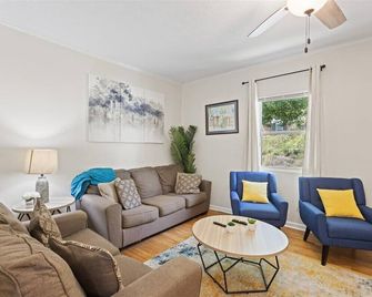 Central in Augusta|Quiet|Firepit|Pet Friendly - Augusta - Sala de estar