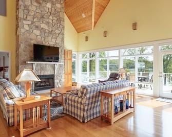 Field Of Dreams Huge 6500 Sq Ft Dream Retreat Flat Shoreline In Deerfield Resort - La Follette - Living room