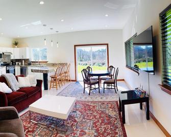 The Nook, Private Beach House - Fort Bragg - Living room