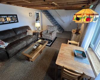 Easy access, roomy, close to so much but in a private country setting. - New Stanton - Living room
