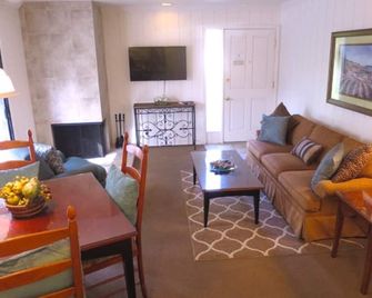 Single Story Corner Quiet One Bedroom Deluxe Condo Suite with Private Patio - Napa - Living room