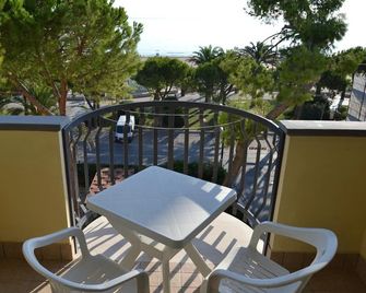 Hotel Quattro Palme - Tortoreto - Balkón