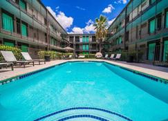 Spacious and Chic King Bed 2BR Suite, 5 Min to DT - Austin - Piscina