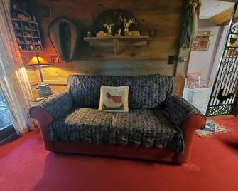 Cozy Country Private Apartment - Whitney Point - Living room