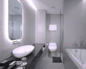 Neo Hotel Puri Indah - Jakarta - Bathroom