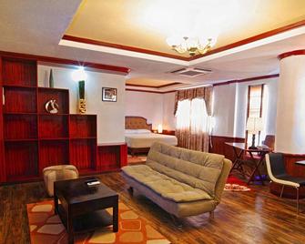 Cebu Dulcinea Hotel And Suites-Mactan Airport Hotel - Lapu-Lapu City - Living room