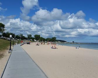 Welcome to Our Lakeview Haven: A Spacious Family Retreat in Algoma, Wisconsin - Algoma - Beach