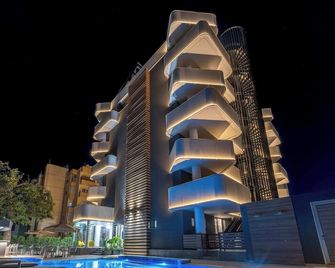 Modern Studio Suite w/ Balcony & Queen Bed – Germasogeia Tourist Area, Limassol - Germasogeia - Edificio