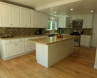 Beautifully remodeled, Furnished, 4 Bedrooms and 3 Bathrooms, - Agoura Hills - Kitchen