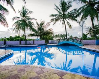 OYO Flagship Daryavardi Beach Resort - Manor - Pool