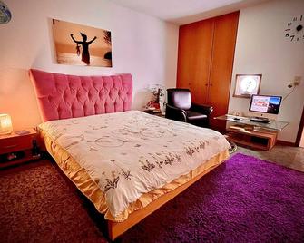 Stylish, Cozy & Quiet Apartment with one and half rooms in District 1 - Dusseldorf - Quarto