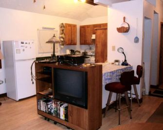 Small cabin in the woods Peaceful retreat - East Bernstadt - Kitchen