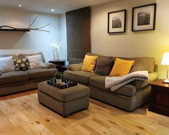 Serene Bay Muskoka Cottage - Kearney - Living room