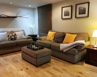 Serene Bay Muskoka Cottage - Kearney - غرفة معيشة