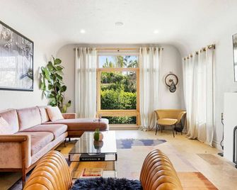 Spanish Bungalow in Trendy Los Feliz For Families - Los Angeles - Living room