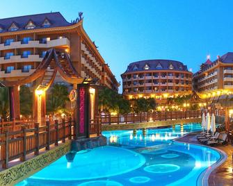 Royal Dragon Hotel - Side - Pool