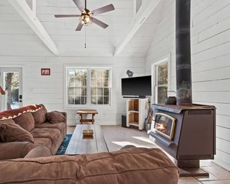 Pickles Cabin - 2br Forest Escape - Arkdale - Sala de estar