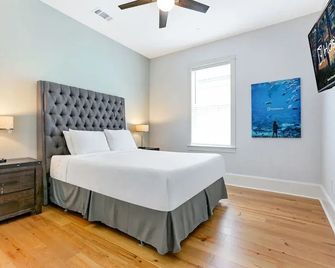Hosteeva Amazing 4 BR Modern Condo with Balcony Near Frnch Quarter - Nueva Orleans - Habitación