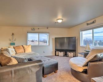 Lake McConaughy Getaway with Patio - Walk to Beach - Lewellen - Sala de estar