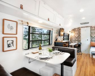 Fungalow · The Fungalow: Vintage Trailer with Modern Comfort - Sequim - Jídelna