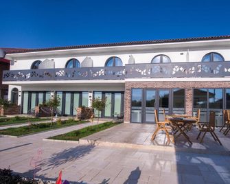 Boutique 23 - Douăzeci şi Trei August