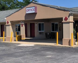 Budget Motor Lodge - New Castle - Building