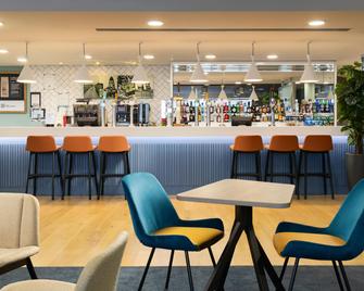 هامبتن باي هيلتون لندن جاتويك إيربورت - Gatwick - بار