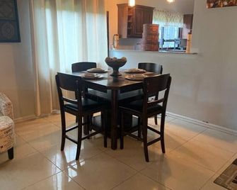 Cheerful 2-bedroom luxury home with gazebo - Monrovia - Dining room