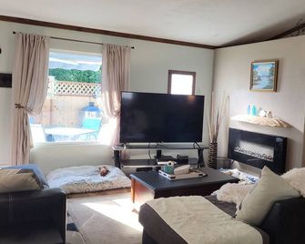 Escape to the Creekside Hideaway - Sequim - Huiskamer
