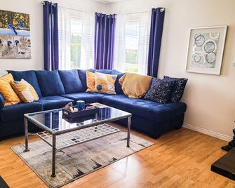 One bedroom cottage with free parking - French River - Living room