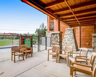 Classic Vacation Rental W/ A Kitchenette, Free Wifi, Central A/C - Wisconsin Dells - Patio